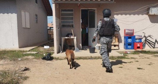 Foram abordados veculos e homens em atitude suspeita