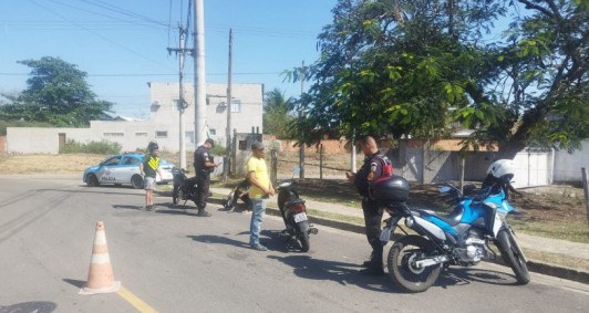 Foram abordados veculos e homens em atitude suspeita