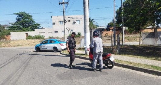 Foram abordados veculos e homens em atitude suspeita