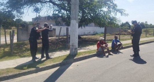 Foram abordados veculos e homens em atitude suspeita