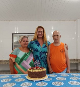 Renata posa para foto com os pais