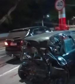 Carro fica com parte traseira destruída após acidente