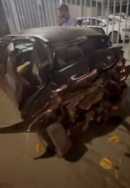 Carro fica com parte traseira destruída após acidente