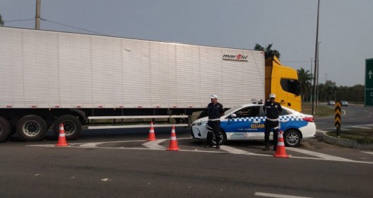 Caminhões com mais de quatro eixos estão proibidos de trafegar pelas vias municipais de Campos