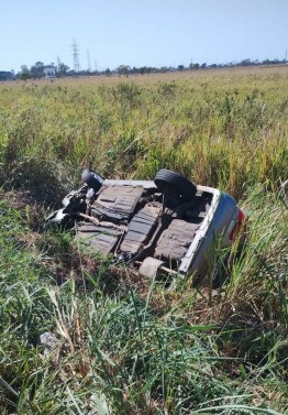 Tr&ecirc;s pessoas ficam feridas em capotamento de carro na BR 101, em Campos