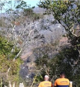 Homem é resgatado em grota de São Fidélis após fugir de incêndio florestal