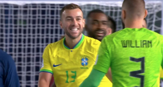 Rafael Santos comemora o sexto gol em cima da tailândia