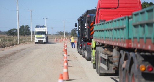 Trânsito segue em pare e siga 