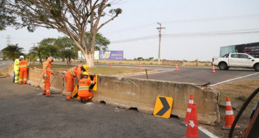 Equipe bloqueia retornos em frente ao Shopping Estrada 