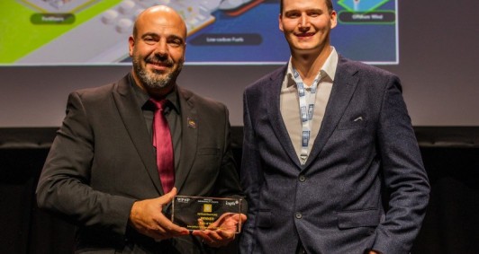 Vinicius Patel, diretor de Administração Portuária do Porto do Açu, recebendo a premiação