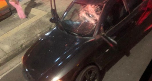 Carro com vidro quebrado após confusão