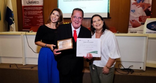 Dr. Geraldo Venâncio junto com a presidente da SFMC, Dra Ana Paula Galvão e a vice-presidente, Dra Laura Duarte