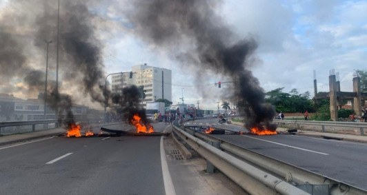 A BR 101 foi fechada na tarde desta segunda-feira 