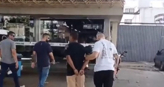 Susprito preso por crimes de extorsão e associação para o tráfico de drogas.