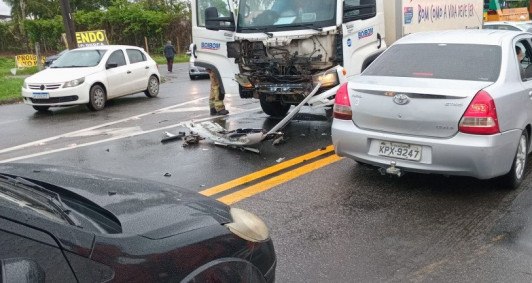 Acidente entre moto, carro e caminho na frente do Shopping Estrada