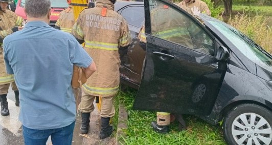 Acidente entre moto, carro e caminho na frente do Shopping Estrada