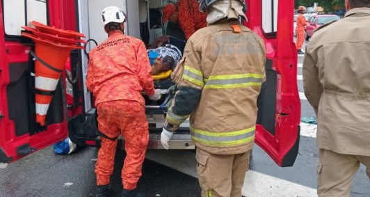 Acidente entre moto, carro e caminho na frente do Shopping Estrada