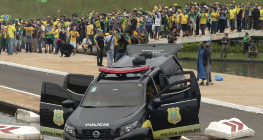 Atos antidemocr&aacute;ticos em 8 de janeiro