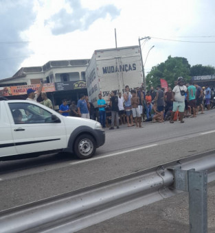 Motociclista de 19 anos fica gravemente ferido em acidente com caminh&atilde;o 