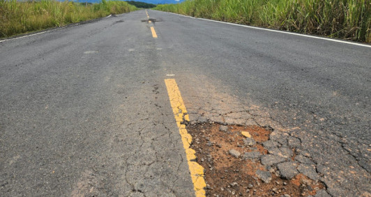 Buracos na estrada que liga Santa Cruz � Lagoa de Cima