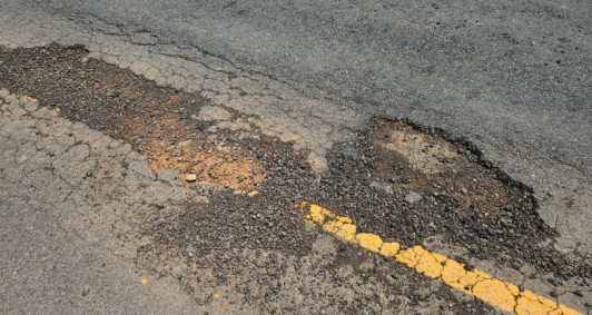 Buracos na estrada que liga Santa Cruz � Lagoa de Cima