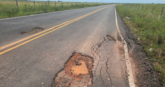 Buracos na estrada que liga Santa Cruz � Lagoa de Cima