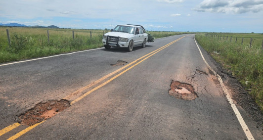 Buracos na estrada que liga Santa Cruz � Lagoa de Cima