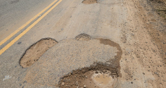 Buracos na estrada que liga Santa Cruz � Lagoa de Cima