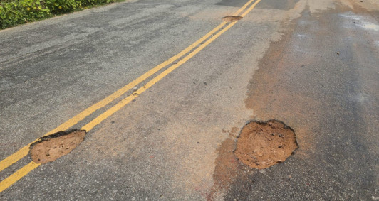 Buracos na estrada que liga Santa Cruz � Lagoa de Cima