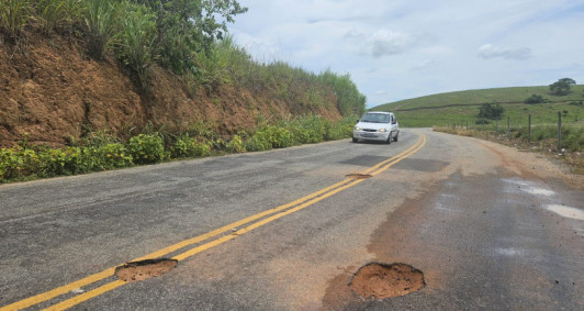 Buracos na estrada que liga Santa Cruz � Lagoa de Cima
