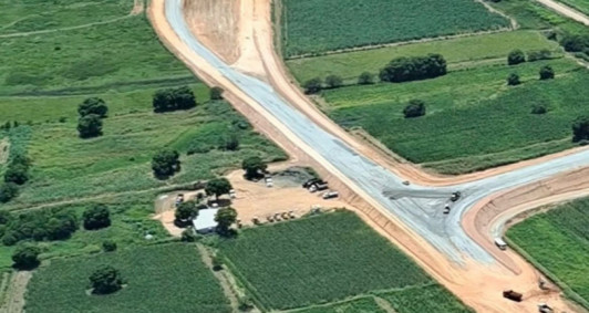 Acesso &agrave; ponte que ainda n&atilde;o foi conclu&iacute;do