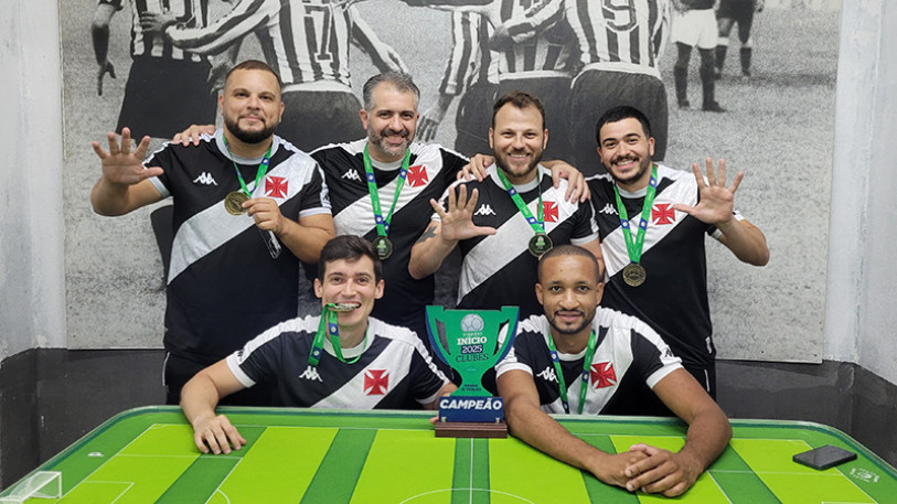 Filipe Maia (o primeiro agachado) participou do título do Torneio Início no último sábado