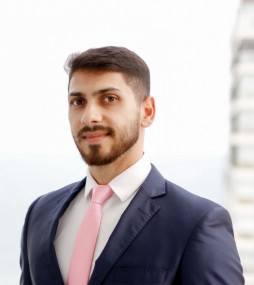 Felipe Manh&atilde;es