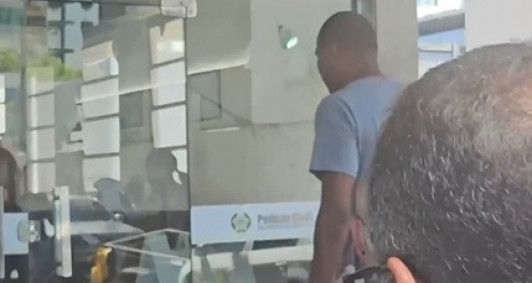 Motorista envolvido no acidente chega na delegacia