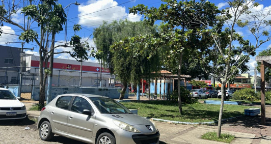 Estacionamento irregular em praa de Goitacazes