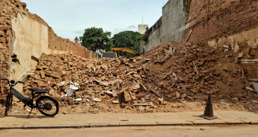 Prédio demolido no centro de Campos
