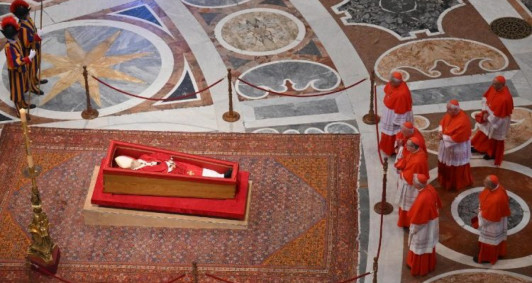 O corpo do Papa Francisco no interior da Basílica vaticana