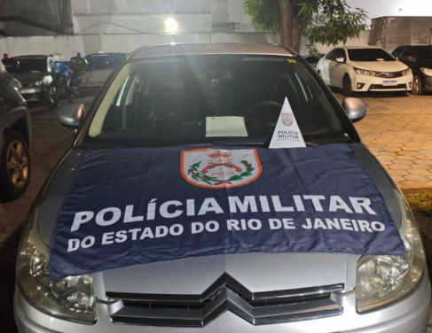 Carro foi abordado na rua Miguel Herédia