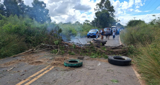 Moradores realizam protesto na Estrada da Usina São João, em Campos