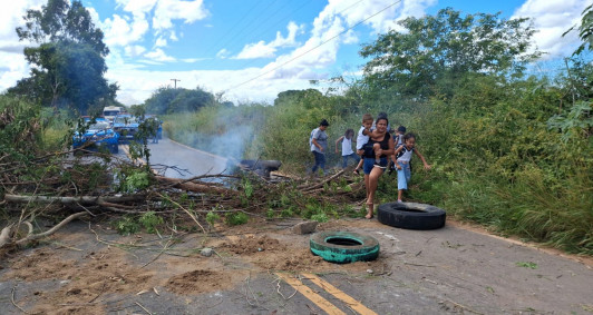 Moradores realizam protesto na Estrada da Usina São João, em Campos