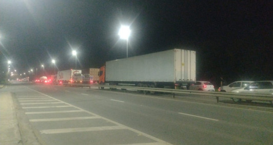 Protesto interdita a BR 101. Fotos: Rodrigo Silveira