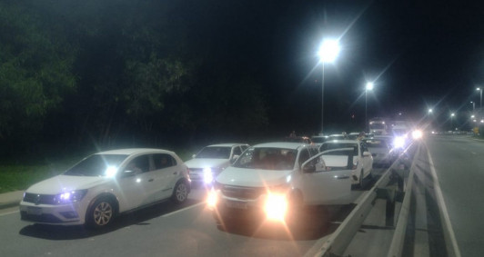 Protesto interdita a BR 101. Fotos: Rodrigo Silveira