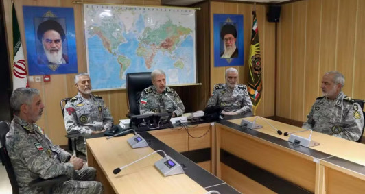 Comandante-chefe do ex&eacute;rcito iraniano, general Amir Hatami, com seu alto escal&atilde;o