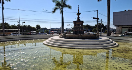 Abandono Chafariz no Centro de Campos