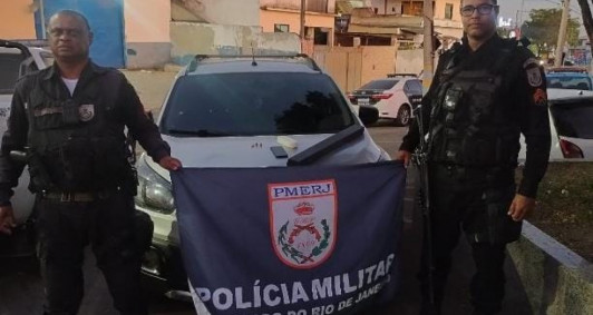 Carro abandonado por bandido que atirou contra a PM em Campos