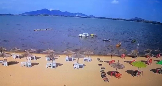 Carro passando pela água e faixa de areia em Lagoa de Cima