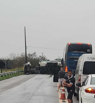 Caminhão tombou na pista 