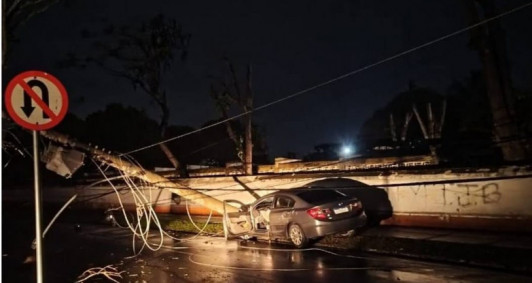 Carro colide em poste na Avenida 28 de Março, em Campos