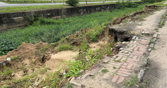 Desmoronamento de calada no entorno do valo preocupa moradores no Parque Rodovirio, em Campos