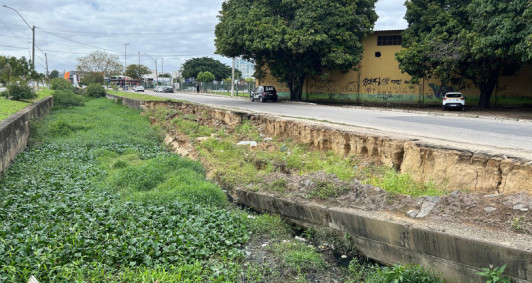 Desmoronamento de calada no entorno do valo preocupa moradores no Parque Rodovirio, em Campos